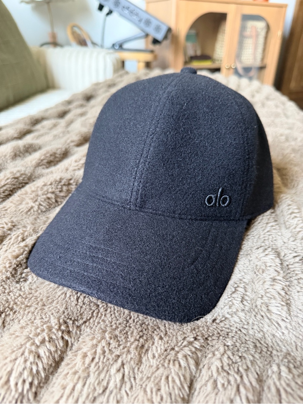 ALO Yoga Black Women's Wool Baseball Hat with Subtle Embroidered Logo - Picture 1 of 5